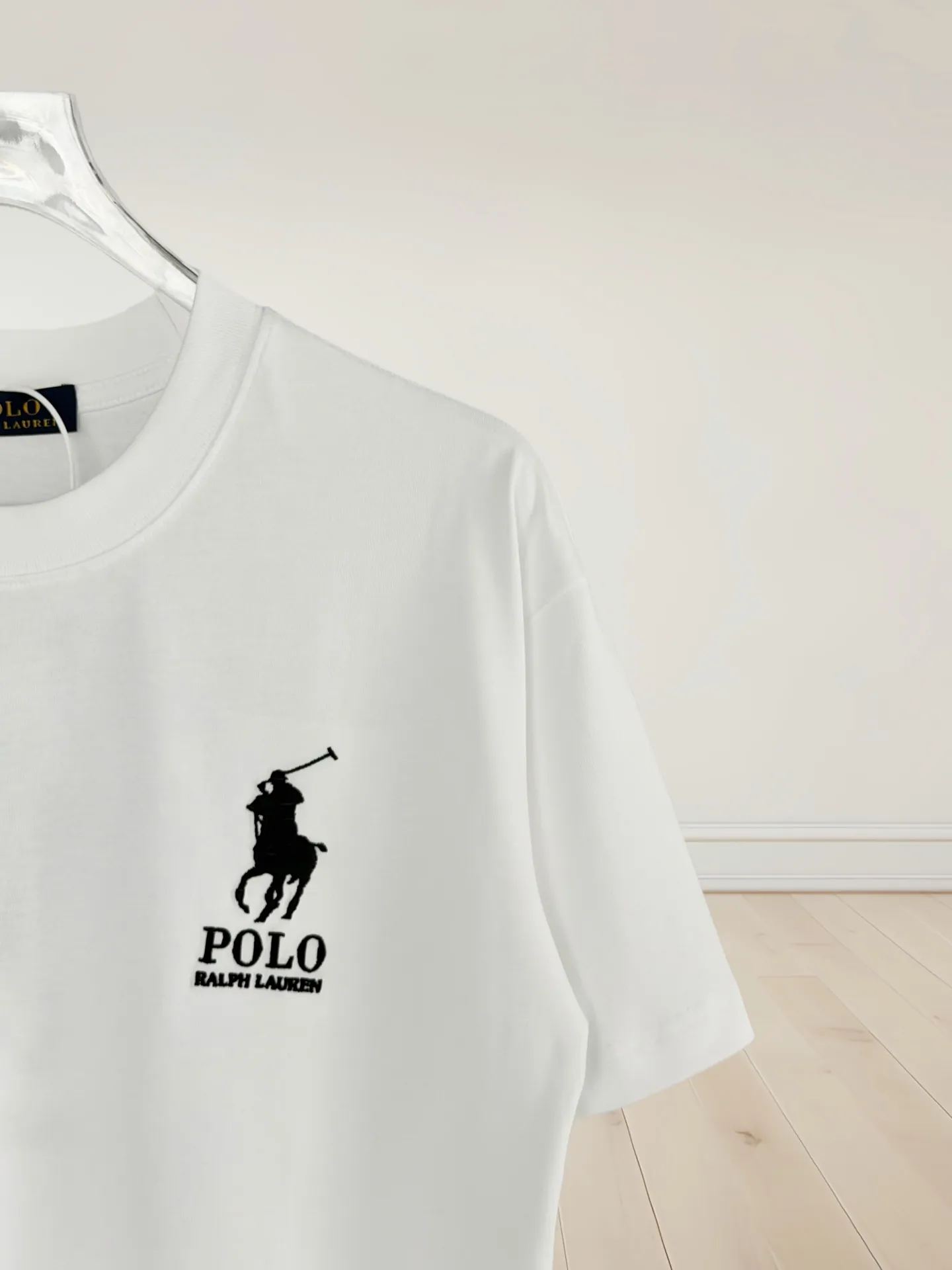 P160 [High Quality]Ralph Lauren*Ralph Lauren embroidery micro-label simple‼ ️Short-sleeved T-shirt 💗Ralph Lauren classic short-sleeved T-shirt, custom-made 280g pure cotton fabric, soft and breathable, classic horseback golf🏌️ embroidery on the chest, logo + logo embroidery on the back, simple and recognizable. Round neck design, neat tailoring, customized 280g pure cotton fabric, soft and smooth to the touch, great breathability, super comfortable to wear in summer! The same loose version for men and women, OK to wear alone or layered, versatile ~ 𝐂𝐎𝐋𝐎𝐔𝐑: black white 𝐒𝐈𝐙𝐄: S-xL Size chart: S: Shoulder width 51 - Bust 55 - Clothing length 70 M: Shoulder width 53 - Bust 57 - Clothing length 72 L: Shoulder width 55 - Bust 59 - Clothing length 74 XL: Shoulder width 57 - Bust 61 - Clothing length 76